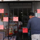 1.  Protección. Cada vez más dueños de locales de la zona colocan rejas para evitar robos.