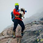 Bomberos rescatan a bebé expuesto al frío extremo en el nevado Cayambe.