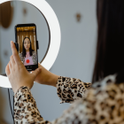 El cantante Romeo Santos, un pilar fundamental en la explosión de la bachata en TikTok, liderando las tendencias de baile en Ecuador.