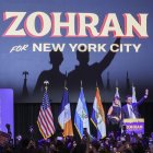 El alcalde electo de la ciudad de Nueva York, Zohran Mamdani (i), y su esposa, saludan a la multitud durante una fiesta celebrada por el candidato demócrata en Brooklyn, Nueva York.