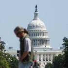 Un transeúnte cruzando la avenida Pensilvania frente al Capitolio de los Estados Unidos, en Washington D. C..