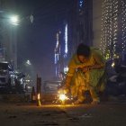 En la imagen, contaminación y restos de pirotecnia cubren una calle de Nueva Delhi tras las celebraciones del Diwali, en pleno repunte de los niveles de polución del año.