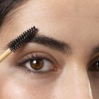 Rutina nocturna para cejas nutridas y pestañas más fuertes