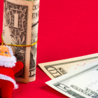 El décimo tercer sueldo se debe entregar hasta diciembre. Es un apoyo financiero adicional durante la temporada navideña.