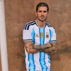 Rodrigo De Paul con la nueva camiseta que utilizará Argentina en el Mundial 2026.