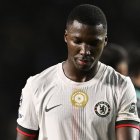 Moisés Caicedo no fue titular, pero disputó casi todo el compromiso del empate de Chelsea ante Qarabag en la Champions League.
