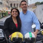 La pareja recorrió Roma en moto.