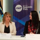 Representantes de la CFN y el BID en la firma de un acuerdo de movilidad eléctrica.