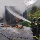 El fuego afectó la carga del camión que transportaba diferentes materiales.