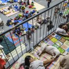 Familias afectadas por el tifón Kalmaegi se alojan en un complejo deportivo utilizado como centro de evacuación en la provincia de Cebú, Filipinas, 6 de noviembre de 2025.