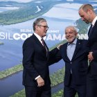 El presidente de Brasil, Luiz Inácio Lula da Silva (c), saluda al primer ministro de Reino Unido, Keir Starmer (i) y al príncipe de Gales, Guillermo durante la conferencia de la COP30, en Belém (Brasil).