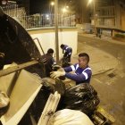 Las brigadas de Emaseo continúan con la recolección de basura en los barrios de Quito, mientras el Concejo analiza una nueva forma de cobro.