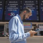 Un hombre utiliza su teléfono en Brasilia (Brasil) en el 2022 cuando se inauguró allí el 5G.