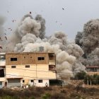 Humo se eleva tras un ataque aéreo israelí en la ciudad de Tayr Debba, en el sur del Líbano, el 6 de noviembre de 2025.