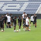 Jugadores de Emelec tuvieron su sesión de entrenamiento en la cancha del estadio Capwell este jueves 6 de noviembre.