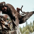 El manabita y una de las gráficas que prendió el debate en redes sociales.