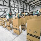 Kits. El CNE avanza en la elaboración de 42.006 paquetes electorales que se entregarán para el sufragio.