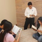 Aunque la lectura es una actividad solitaria, compartir las ideas del texto hace agradable la experiencia colectiva.