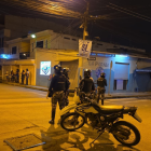 Agentes de la policía acordonaron el área donde ocurrió la masacre en un billar de Machala