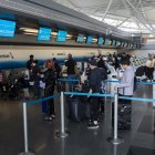 Personas hacen fila para registrarse en el aeropuerto John F. Kennedy este viernes, en Nueva York (EE.UU.).