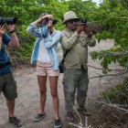 Turistas realizan fotos en una de las islas Galápagos.