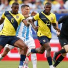 Los ecuatorianos Moisés Caicedo (d) y Willian Pacho siguen destacando a nivel mundial con sus respectivos equipos.