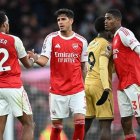 Piero Hincapié (c) ha tenido sus primeros minutos con Arsenal en la Premier League.