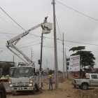 Trabajos en el tendido de las redes eléctricas en el sector rural de Ecuador, que mediante financiamiento se busca fortalecer.