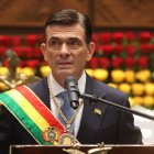 AME6906. LA PAZ (BOLIVIA), 08/11/2025.- El presidente constitucional de Bolivia, Rodrigo Paz Pereira, pronuncia un discurso este sábado, luego de su investidura en La Paz (Bolivia). Pereira cuestionó "¿Dónde está el litio? ¿Dónde está el gas?", y acusó a los expresidentes del saliente Movimiento al Socialismo (MAS), Evo Morales (2006-2019) y Luis Arce (2020-2025) de haber "mentido" con la abundancia de esos recursos naturales. EFE/ Luis Gandarillas