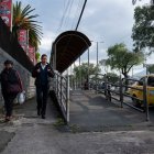 Quienes transitan por la zona lo hacen con prisa, para evitar el mal olor y también la basura acumulada.