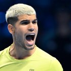 Alcaraz grita tras vencer a Alex de Miñaur en dos sets de 7-6 (3) y 6-2.