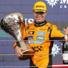 El británico Lando Norris de McLaren celebra al ganar el Gran Premio de Formula Uno de Sao Paulo 2025.