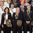 AME7403. SANTA MARTA (COLOMBIA), 09/11/2025.- La alta representante de Asuntos Exteriores y Política de Seguridad de la UE, Kaja Kallas (i); la vicepresidenta para una Transición Limpia, Justa y Competitiva de la Comisión Europea, Teresa Ribera (2i); el presidente de Brasil, Luiz Inácio Lula da Silva (c); y el primer ministro de los Países Bajos, Dick Schoof (d), posan durante la foto oficial en la apertura de la IV Cumbre CELAC-UE este domingo, en Santa Marta (Colombia).  El número de jefes de Estado y de Gobierno que asistirán a la IV Cumbre de la Comunidad de Estados Latinoamericanos y Caribeños (CELAC) y la Unión Europea (UE) en la ciudad colombiana de Santa Marta se redujo de doce a nueve, informaron fuentes oficiales. EFE/ Mauricio Dueñas Castañeda