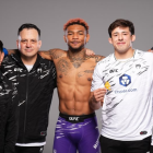 Michael Morales (c) y a su derecha su entrenador Raul Arvizu, junto al resto del equipo que está detrás de su preparación.