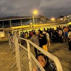 Al menos 200 personas permaneces afuera de la cárcel de Machala en busca de noticias de sus familiares.