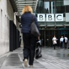Personas caminan frente a la sede de la BBC en Portland Place, Londres, el 2 de julio de 2020. Tim Davie anunció que el 9 de noviembre de 2025 dejará su cargo como director general de la BBC.