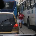 05-03-2023-Enla calle rumichaca se observa que los conductores de buses dejan en media calle a los pasajeros donde pueden ocacionar accidentes