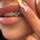 Los grillz son una moda que puede poner en riesgo la salud bucal.