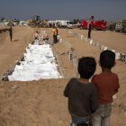 Los restos y cuerpos de palestinos no identificados, devueltos por Israel, son colocados en una fosa común en el centro de la Franja de Gaza, el 10 de noviembre de 2025.