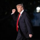 Fotografía de archivo que muestra al presidente estadounidense Donald Trump caminando por el jardín sur de la Casa Blanca.