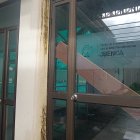 Así lucen la mayoría de puertas de vidrio del centro, con moho y pedazos de madera atravesados.