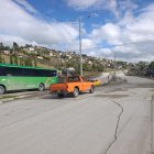 Los daños en la vía de Integración Barrial ponen en riesgo a los conductores.
