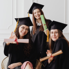 Mujeres jóvenes de Ecuador pueden postular a las Becas Impulso Ecuador 2025 para continuar sus estudios superiores.