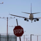 Un avión se aproxima para aterrizar en el Aeropuerto Internacional de Los Ángeles (LAX), en California.