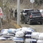 Militares resguardan los alrededores de la cárcel El Encuentro en Santa Elena, mientras continúan los traslados de presos catalogados de alta peligrosidad.