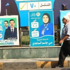 Un hombre pasa por una calle de Bagdad con carteles electorales. Irak celebra elecciones generales del 11 de noviembre.