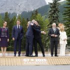 El primer ministro australiano Anthony Albanese saluda al presidente ucraniano Volodymyr Zelensky durante una foto familiar durante la Cumbre del Grupo de los Siete (G7), en Canadá