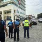 Agentes metropolitanos de control y de la Agencia de Tránsito y Movilidad (ATM) sacaron la barrera que se había colocado en una vía del norte de Guayaquil.