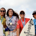 La ecuatoriana Génesis Borja (d) en el podio del circuito latinoamericano.