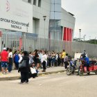 Familiares permanecen fuera del Centro Forense de Machala para la entrega de cuerpos.